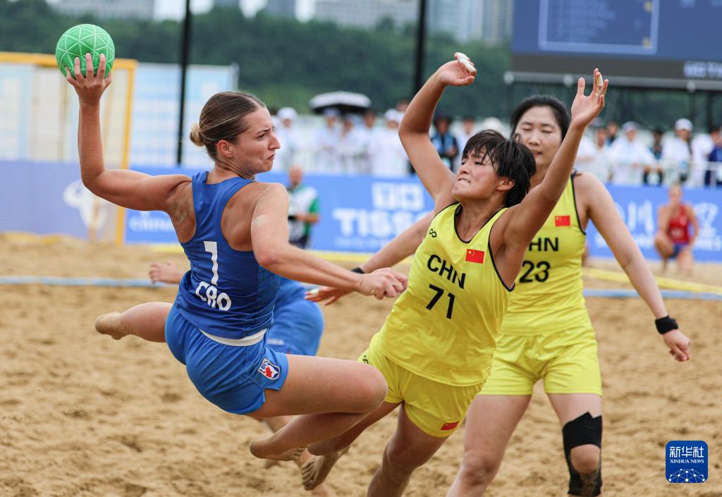 女子第, 新华社记者