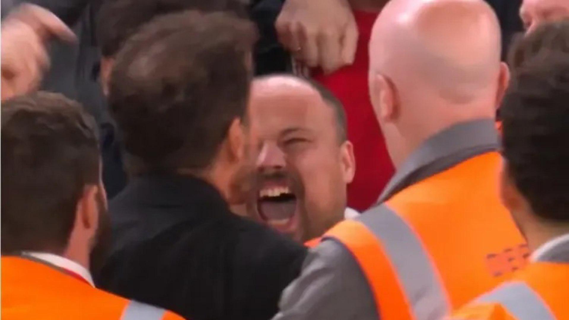 掷杂物和水, 一步加剧了, 报道 掷杂物和水, 一步加剧了, 报道